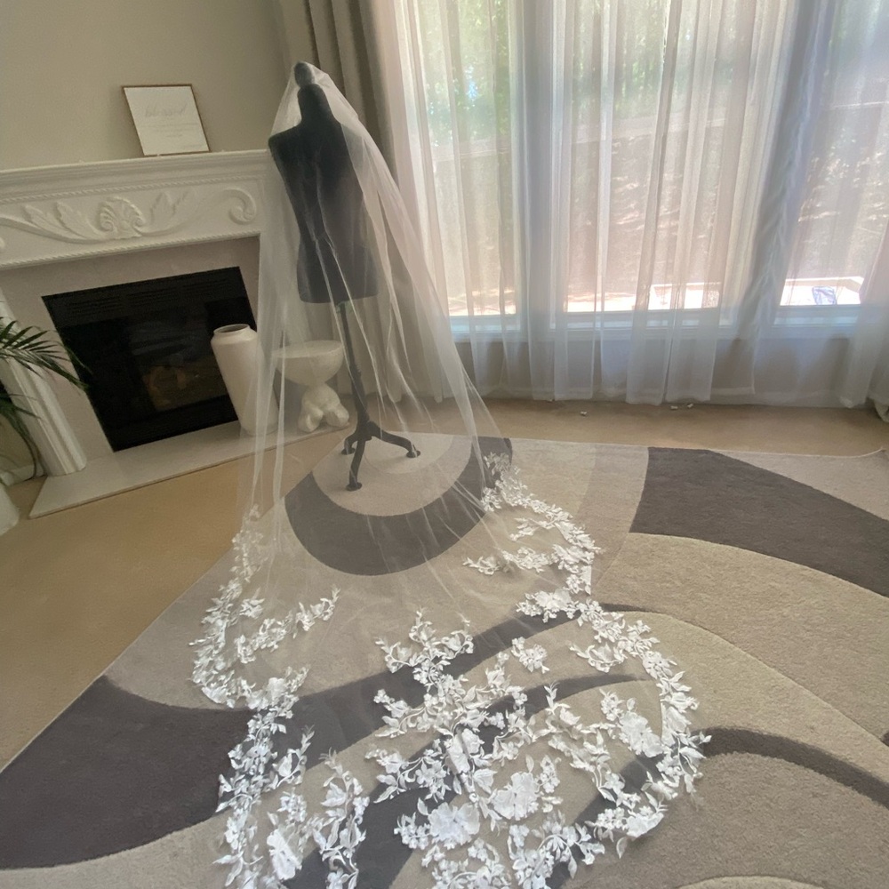 Elegant White Floral Lace Wedding Veil